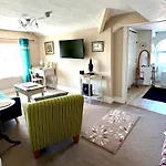 Ascot House Hotel